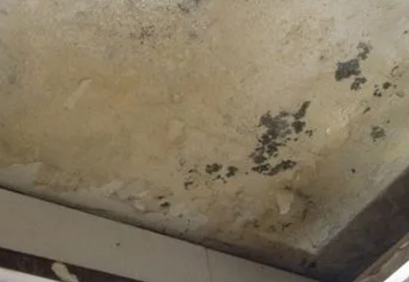 覃塘阳台漏水维修公司分享下覃塘卫生间渗水维修需要注意哪些问题。